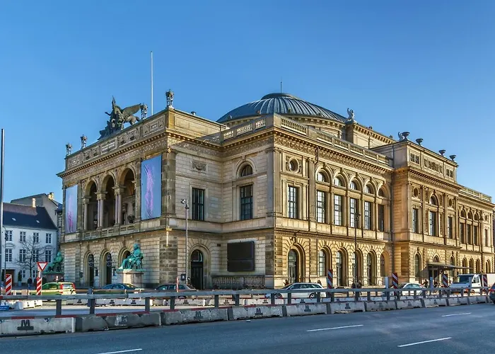 220sqm Designer - Center - Private Balcony