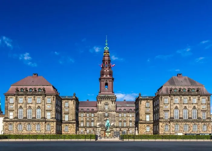 220sqm Designer - Center - Private Balcony